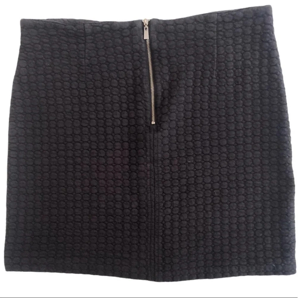 LAUNDRY BY SHELLI SEGAL Soft Quilted Knit Black Skirt with Pockets